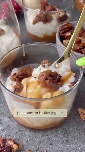 En litt annerledes riskrem-dessert🦌 ostekake-riskrem med karamell og kandiserte nøtter. Perfekt kombo av mykt, tekstur, søtt og salt! Ca 4-5 porsjoner Ostekake-riskrem: 200 g kremost 50 g sukker 150 g risengrynsgrøt 2 dl kald kremfløte Salt karamell: 1 dl sukker 3 ss vann 50 g smør 1 dl kremfløte 1-2 gode klyper flaksalt Kandiserte nøtter: 2 ss sukker 2 ss smør 2 never pecannøtter 2 gode klyper flaksalt Start med karamellen. Kok opp sukker og vann på høyeste varme til du får en litt dyp gyllenb