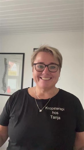 12 reactions | Forandring sker sjældent i store spring. Jeg har selv mærket, hvordan noget i mig begyndte at ændre sig, da jeg stoppede med at tænke mig frem og i stedet begyndte at mærke mig frem. Jeg troede længe, jeg skulle finde tilbage til den, jeg var engang – men forandring handler ikke om at gå tilbage. Forandringen handler om at være ærlig ❤️ | Kropsterapi hos Tanja | Facebook