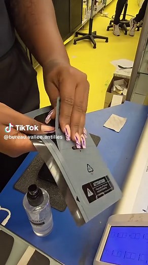 ✨👀 Fini les regards indiscrets avec le filtre anti-espion disponible dans vos magasins Bureau Vallée Disponible également en clair pour la protection de votre écran ! ✨😬 #BureauVallee #Securité #Martinique #Guadeloupe