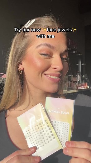 Time to spice up that eyeshadow look! I’m in looove!!🥰 #fyp #makeupmekka #facejewels #facejewelry