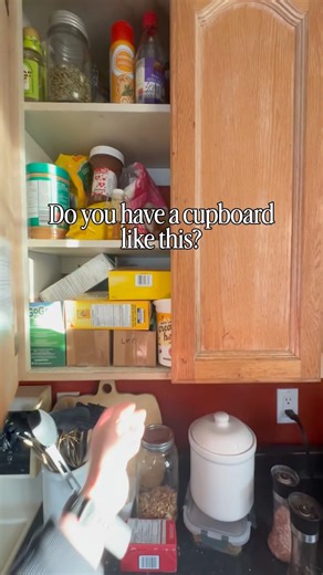 DIY Mason Jar Pantry - full tutorial linked. Kitchen organization + decluttering on a budget! #diy