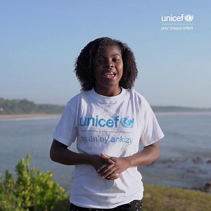 Andro iraisampirenena ho an'ny ankizivavy androany. Henoy anie i Lova Renée fa manana hafatra ho antsika e. ..................... 🎉Aujourd’hui, c’est la Journée internationale de la fille ! Et à cette occasion, Lova Renée, jeune défenseure des droits de l'enfant pour l’UNICEF, fait entendre sa voix : « Oui, nous les filles, nous sommes au cœur du changement ». Les filles ne sont pas l’avenir, elles sont le présent. Investir dans leurs droits, leur éducation et leurs rêves, c’est transformer le