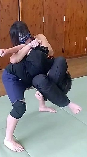 Standing Sankaku Headscissor Submissionhold #bjj #jiujitsu #sankaku #chokehold #headscissors #tapout