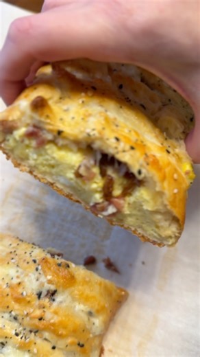 Still dreaming about the cozy breakfast braid we had at the holidays. Crescent roll dough filled with scrambled eggs, cheese and bacon! | On My Kids Plate