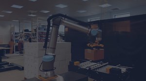 Palletizing two pallets at once – with different-sized boxes 📦 That is exactly what PalletizUR 2.0 is able to do. But that is not the only cool thing about this palletizing system. It has: 👉 Adaptive box placement 👉 A pneumatic lift (up to 70”) 👉 Presence sensors that limit downtime 👉 Safety scanners that activate once operators approach Well done, ONExia 👏 #robotics #automation #palletizing | Universal Robots