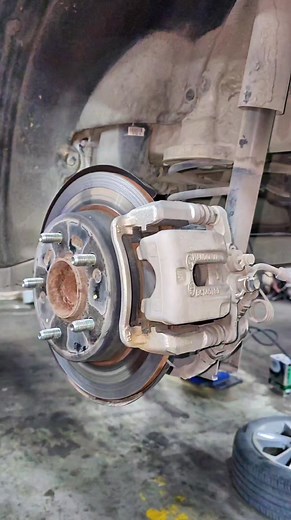 Rear Brake pads and Disc noise #auto #mechanic | Auto Technician