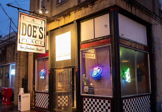 Hot tamales and Clinton mania: an oral history of Little Rock's Doe's Eat Place - Arkansas Times