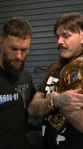 Casi le cuesta la lucha 👀 #WWERaw | WWE Español