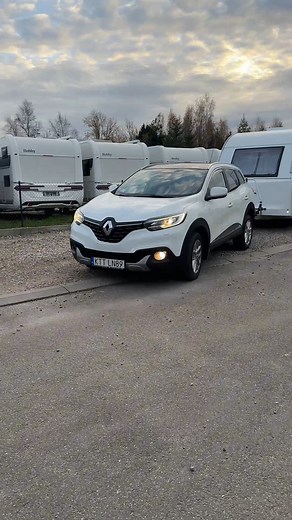🚐 Nowe wydanie w CarGO! Pomorze! Tym razem prezentujemy najmniejszą z oferowanych przez nas przyczep — Adria Aviva 360 DK o DMC 1000 kg! 💨 Lekka, kompaktowa i w pełni komfortowa 💫 ✨ Na pokładzie znajdziesz: 🛏️ 4 wygodne miejsca do spania 🧳 Garaż pod łóżkiem piętrowym 🍳 Aneks kuchenny z lodówką absorpcyjną (95 l), zlewem i kuchenką gazową 🚿 Łazienkę z WC Thetford, zaskakującą przestrzenią i pełnym prysznicem! 🔧 Fabryczne udogodnienia: 📦 System transportowy Smart Box w bagażniku przednim 