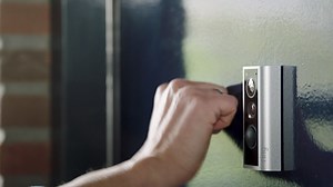 Die Ring Door View Cam erkennt, wenn jemand an Ihre Tür klopft. Ersetzen Sie einfach Ihren kompatiblen Türspion - perfekt für alle, die das Gerät später spurlos wieder entfernen möchten. | Ring
