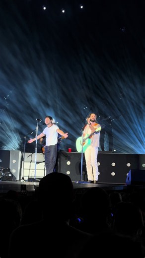 Thomas Rhett and Niall Horan duet Die A Happy Man live in Nashville