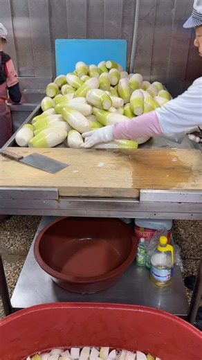 가을 무 🫜 깍두기 asmr 2025. 11. 21 Fall radish ASMR. Clean cuts. Quiet kitchen. Good food. #청담무등산 #moodeungsan #깍두기 #가을무 #ASMR #KoreanFood #SeoulFood #Hanwoo #KoreanBBQ #SeoulFood #職人の味 #전통의맛 #SeoulMustTry #서울맛집 #청담동맛집 #炭火焼肉 #Handcrafted #SeoulBBQ #AuthenticKoreanTaste | Moodeungsan