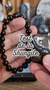 ⚫️ La shungite est connue pour ses propriétés uniques et sa capacité à protéger des ondes électromagnétiques ⚡️ Mais comment savoir si ta shungite est vraie ? 🧐 Dans cette vidéo, je te montre un test simple que tu peux utiliser chez toi avec un objet que tout le monde à : un téléphone tactile 📱 La Shungite est un conducteur électrique; quand tu touches ton écran de téléphone avec ta pierre Shungite, l'écran réagit comme-ci c'était ton doigt, grace à la conductivité de la Shungite. 💡 La vraie 