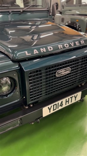 From double cab to station wagon. From manual to automatic transmission. A full Squire Editions transformation⚡️ Stinger head unit, full interior, Focal speakers with subwoofer, cat flap, panoramic roof, gullwing windows, LED rear work lights, Squire Editions drawer system with teak deck, our billet pack, Optimill wing mirrors with puddle lights, and a custom cubby box. A Defender reborn. 🖤✨ #squireeditions #landrover #landroverdefender #defender #defender110 #landroverbuild #defenderbuild #def