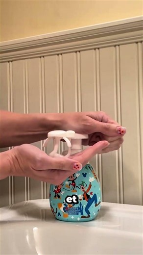 Une astuce géniale pour faire du savon Mickey Mouse à ne pas manquer 🧼✨