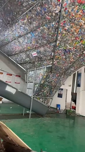 Dive into the step-by-step recycling process of PET plastic bottles and see how waste is transformed into reusable materials. This video takes you through the entire journey, from collecting discarded bottles to creating high-quality recycled plastic. Learn how recycling not only reduces waste but also supports a sustainable future! 📌 Step-by-Step Process: 1. Collection: Gathering used PET bottles. 2. Sorting: Separating by material and color. 3. Cleaning: Removing labels, caps, and impurities.