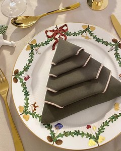 39K views · 743 reactions | GUIDE: Sådan folder du din stofserviet på en flot og elegant måde til julemiddagen. ️ Vil du gøre lidt ekstra ud af borddækningen til julemiddagen eller adventshyggen? Så se lige hvor nemt og enkelt du kan trylle din stofserviet om til et dekorativt juletræ.  Servietten finder du her, https://bit.ly/3oHkOyP Tallerken, https://bit.ly/31s6HF2 Bestik, https://bit.ly/3hD7xmi | Imerco | Facebook