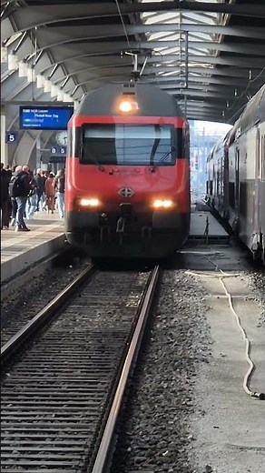Zürich Hauptbahnhof Gleis 5 (Zurich Mainstation Trk. 5) IR 75 "Sporty approach" to the buffer stop.