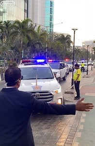 20M views · 129K reactions | Mukesh Ambani ki cars aur security toh dekho VIP scenes as the bossman at Reliance rolled for his grandson Prithvi's birthday party! The Ambani convoy was made up of Range Rovers, Mercedes', BMWs, G Wagons and heaps more luxury cars Akash came out to receive his dad as his car made it's way into the venue | Voompla | Facebook