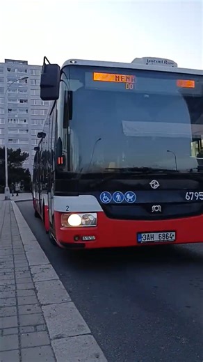 příjezd Standy s blikajdou na lince 200/11 do zastávky sídliště Bohnice