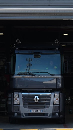 Some trucks are forever 💎 The Renault Magnum is one of them. Carefully restored by the experts at the Renault Trucks Bourg-en-Bresse plant, this legendary truck is now proudly displayed on the site, where it was manufactured for over 20 years. Its instantly recognisable design attracts plenty of attention… and sparks strong emotions among employees: “Magnificent.” “A work of art.” “Iconic.” Awarded Truck of the Year in 1991, the Renault Magnum remains a great source of pride for the teams who d