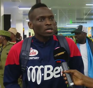 MAPOKEZI YA SIMBA: “Watanzania wote kwa ujumla wajue kwamba Simba imeingia fainali” maneno ya nahodha wa Simba SC, Mohamed Hussein akiwaomba Watanzania kuendelea kuwaombea kuelekea katika michezo yao ya fainali ya Kombe la Shirikisho Afrika (CAFCC). Kikosi cha Simba kimerejea leo kutoka Durban Afrika Kusini ambako walicheza dhidi ya Stellenbosch. Tulikuwa LIVE #AzamSports2HD (Imeandikwa na @allymufti_tz) #CAFConfederationCup #CAFCC #KombeLaShirikishoAfrika #CCC | AzamSports