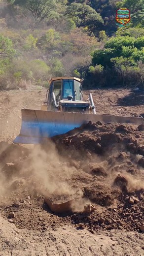 ¡Garantizamos el agua para el futuro de Pojo! 💧🍏✨ Visitamos la construcción de los nuevos atajados que asegurarán el agua para los cultivos de manzana y hortalizas de nuestros productores. 🌾🚜 Gestión, trabajo y corazón para asegurar el bienestar de nuestra gente. ¡Avanzamos con fuerza! #Pojo #DesarrolloProductivo #Progreso #ApoyoAlCampo #AguaParaElPueblo