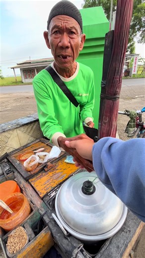 Terima kasih orang baik, sudah beli pentol mbah nya#pentol