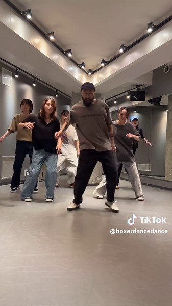 日本のポップ音楽に合わせたダンスステップ