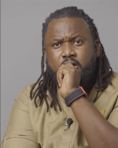 Ahoevios ! Aujourd’hui, on vous partage une vidéo qui respire tout ce que les professionnels d’AHOÉ donnent pour que chaque épisode vous fasse vibrer. Aris, tonton Constant, se livre avec sincérité. Il revient sur ce que vous ne voyez pas toujours à l’écran, le dévouement et les sacrifices de toute une équipe. Une chose est sûre : si AHOÉ existe, c’est grâce à ces artistes et grâce à vous qui nous portez chaque jour. Tout commence ce vendredi 5 décembre 2025 à 19h GMT sur notre chaîne YouTube. #