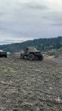 Stock jeep Cherokee vs Toyota rock crawler! #jeep #cherokee #toyota #rockcrawler #pnw #mud