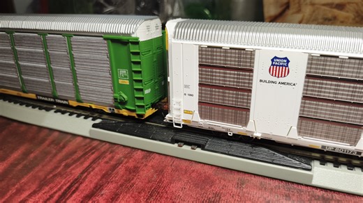 【不同品牌ho比例多层汽车运输车横向比对】简单展示比较ho比例89英尺汽车运输车厢模型～scaletrains及Walthers出品～轨道交通火车迷机辆模式列车