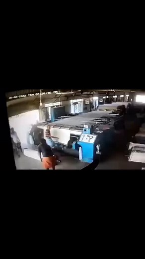 🚨 Serious Entanglement Hazard! ⚠️⚙️ A worker’s lungi got caught in a rotating machine, causing a dangerous accident. Loose clothing moving parts = serious risk! 🔴 Key Safety Tips: ✅ Wear fitted clothing—No loose garments near machines. ✅ Remove scarves, jewelry, or anything that can get caught. ✅ Ensure machine guards & emergency stops are functional. ✅ Regular safety training is a must! 🚀 One small mistake can be life-threatening—stay alert, stay safe! 🔄 Like, share & spread machine safety