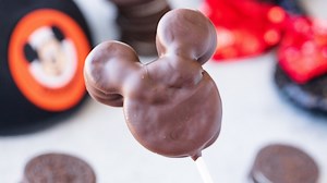 Missing the mouse? We are too. This is a fun and easy recipe activity for your little Disney lovers! ✅ RECIPE: https://thestayathomechef.com/mickey-mouse-oreo-pops/ | Recipes