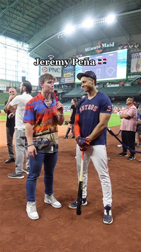 Spanish lessons with Jeremy Peña 🔥🇩🇴🦾 Have you heard these words before? 👀 Dominican Spanish has a few commonly used terms that hou won’t learn in the classroom 😂 It’s funny how Peña mentioned talking with José Altuve about the “Tiguere” thing, because Altuve is Venezuelan and definitely doesn’t use that word as much as Dominicans do 🇻🇪🇩🇴 #klok #plakata #spanish #dominicanrepublic #dominican #jeremypena #astros #yankees #dodgers #homerun #dingers #mlbdominicana #worldseries