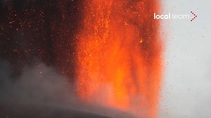 70K views · 1.2K reactions | L'Etna dà vita ad un nuovo parossismo. A eruttare è il cratere centrale. Nelle immagini girate a quota 2.300 metri la prima fase dell'eruzione | Local Team | Facebook
