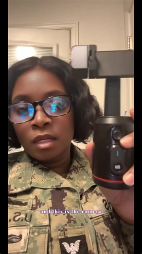 BSLIUFANG Bluetooth Remote Shutter and Light Holder Q02 360° Rotation Gimbal Stabilizer Selfie Stick Desktop Face Tracking Gimbal