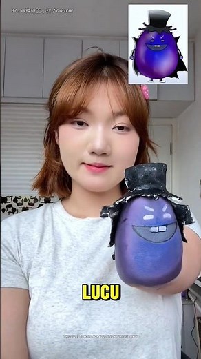This girl paints her hands so they are cute and interesting🥰