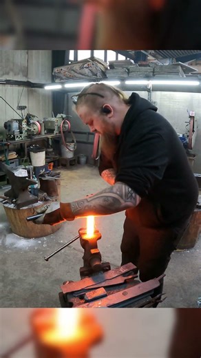 Forging a special Blade from Damascus and Ball bearings
