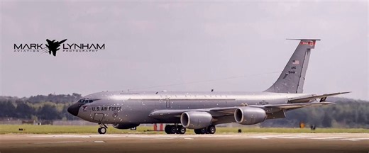 İran'ın delik deşik ettiği bir KC-135 tanker uçağı, şarapnel delikleri yamalanmış halde Orta Doğu'dan dönüyor.Bu uçağın, Prens Sultan Hava Üssü'ne düzenlenen İran saldırısında hasar aldığı tahmin ediliyor.