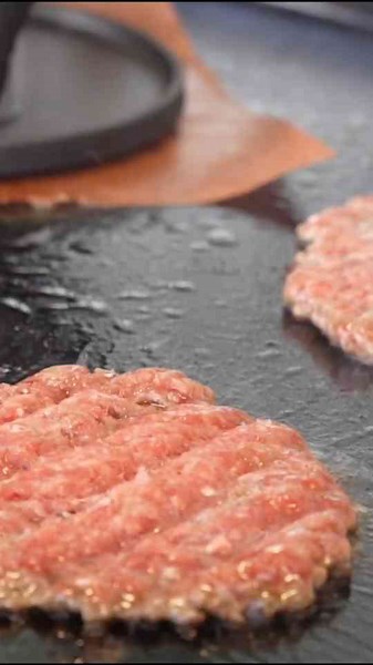 Griddle tips for a crisp edged smash burger