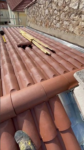 Création de solins en zinc avec abergement de cheminée de faitage à Toulon Claret dans le Var.