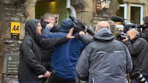 Wenn es ums beste Bild geht, kennen britische Journalisten kein Pardon. ^blur | SRF News