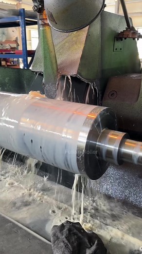 Roller in grinding. We can produce driven roller, idler roller, rubber roller, heating roller, etc.#futianroller #industrial #steelroller #idlerroller #manufacturing