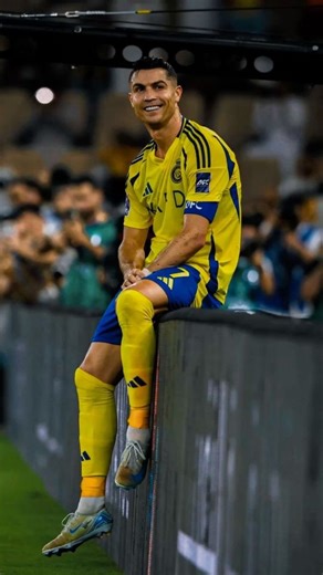 @cricmemes920 on Instagram: "日本利用压电瓷砖将人们的脚步转化为电能。 这些瓷砖能够捕捉你脚步产生的动能。 当你行走时，你的体重和动作会对瓷砖产生压力。 瓷砖会轻微弯曲，产生机械应力。 瓷砖内部的压电材料会将这种应力转化为电能。 每一步都会产生少量电荷，数百万步加在一起，就能产生足够的电力来驱动 LED 灯、数字显示屏和传感器。 在像涩谷车站这样人流密集的地方，每天大约 240 万步都在为这个系统做贡献。 这些电力可以储存起来或立即使用，从而减少对传统能源的依赖，并支持可持续的城市基础设施。 这种方法把日常的动作转化为实用的可再生能源。 #日本 #知识 #事实 #你知道吗 #推荐 #科技 #创新"