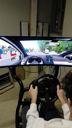 La première vidéo,c' était un essai avec ma future monitrice Léa ( en apprentissage pour l' instant) Cette vidéo, c'est avec un élève qui a 3 h de conduite en voiture..un réel appui pédagogique pour renforcer les bases: ça ne remplace en aucun cas le moniteur et les cours de conduite en circulation mais c'est un plus,un atout pour s' améliorer (sans payer plus💰👌) Après le TBI dans la salle de code,je modernise l' auto école avec l' achat du simulateur...le tout dans un beau local..je prends so