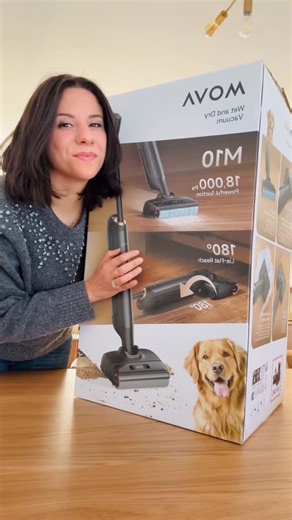 Nadaa world on Instagram: "Cette machine est exactement ce dont tu as besoin — elle rend ta routine quotidienne tellement plus facile et sans souci. ✨ Pour moi, le plus gros avantage, c’est sa légèreté. ☁️ En tant que personne avec des problèmes de dos, je peux te dire : tu ne sens du tout le poids ! Elle est puissante, mais se tient aussi facilement qu’une simple poignée. Plus de douleurs au dos, juste des sols propres. 🙌 MOVA organise sa vente de fin d’année en ce moment ! 🎉 C’est une super