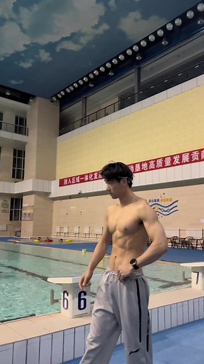 Swimming guy showing off his muscles and technique#handsome #boy#swimming