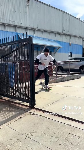 🆕 First Timer cruiser complete makes it easy for first timers to learn to skateboard and helps build balance and confidence. 👉 Setup 1 is closer to the ground for more comfortable push and stability. Learn to stand, push, turn and ride. 👉 Setup 2 lets kids graduate to inside hole pattern for learning tail stops, drop-ins, and kick turns. Designed by skaters and parents!