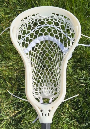 3️⃣🇹 Strung this with a liberty top string variant that I’ve been really digging recently. It skips the 3rd top string hole entirely & provides a really even feel on both sides. As far as the pocket, really love how cross-transferable the BO34 3V replica has been across all SK Mark3 heads! Threw my variation of it in this & it throws money. Head’s stiff as the other Mark3 heads all are. Definitely built in mind for defensive midfielders and LSM’s!Initial thoughts & review to come soon. • • • Un